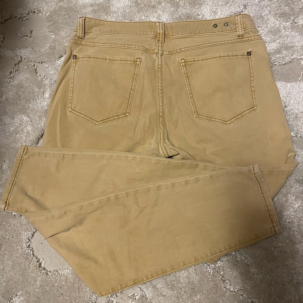 Super cute kind of a mustard tan Cabi skinny jeans, In like new condition!